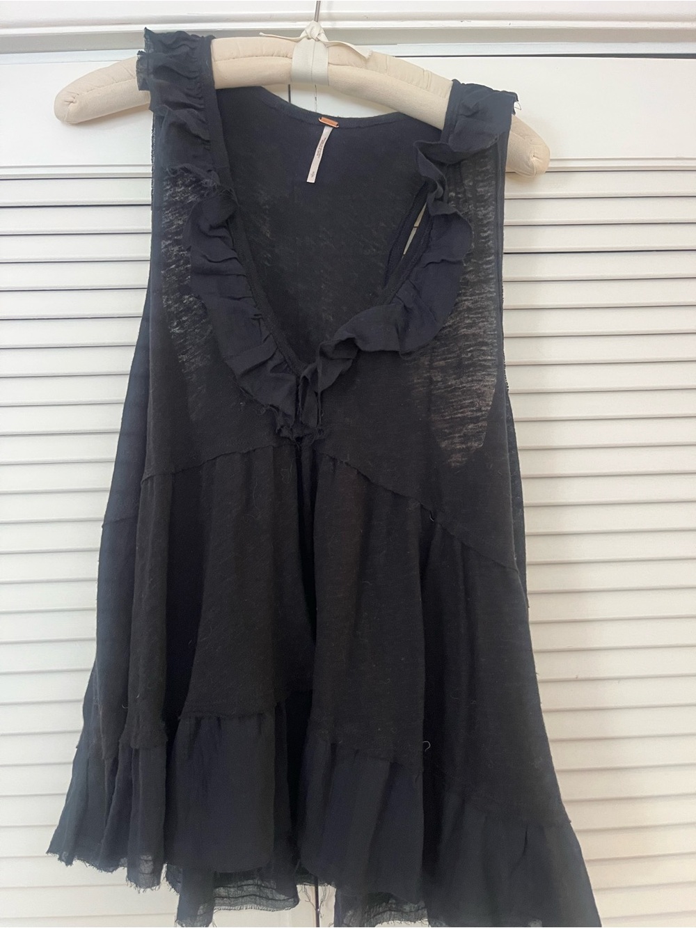 Free People top NWT Black sleeveless swing w/ ruffle v neck linen size L